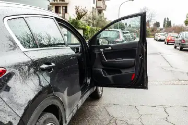 Verkehrsunfall mit geöffneter Autotür